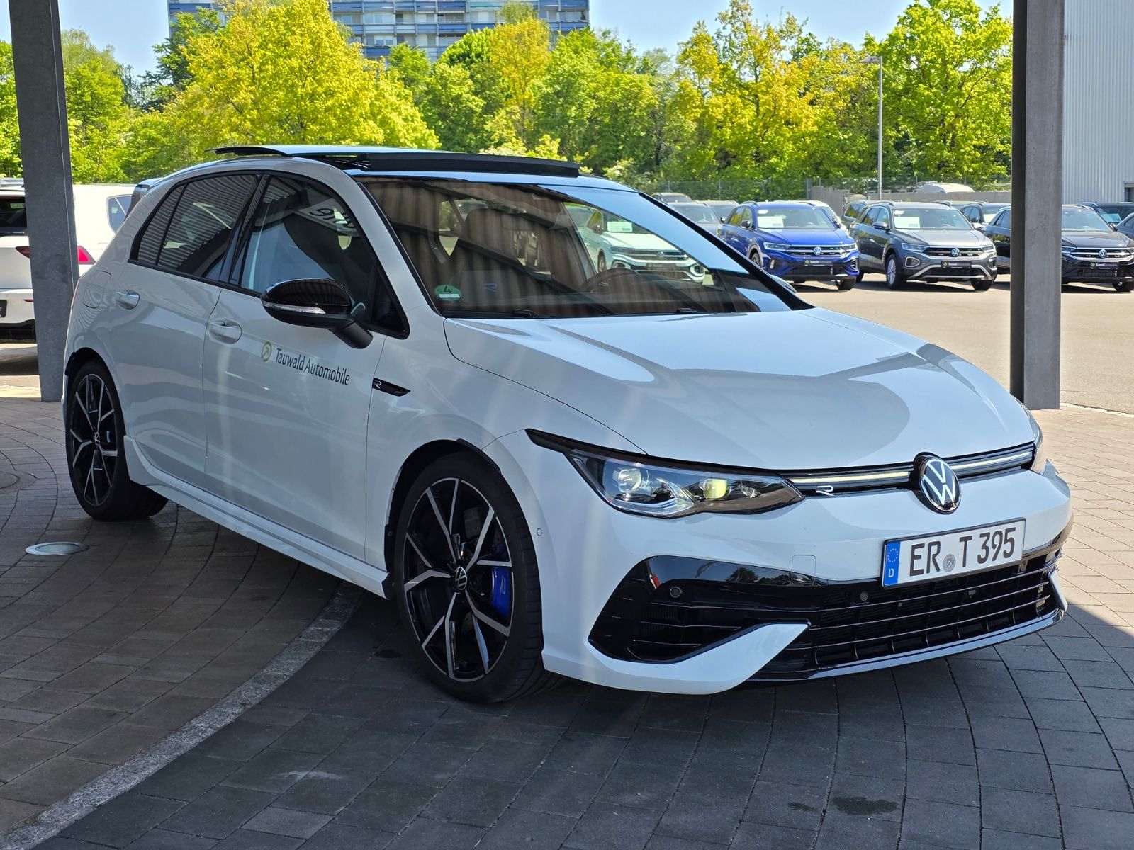 Volkswagen Golf VIII R 2.0 TSI DSG - Samsaru's Car Outlet