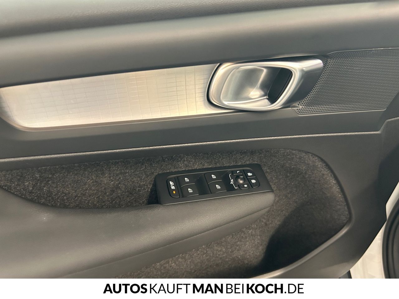 Volvo XC40 B3 DKG Core AHK LED SHZ/LHZ NAVI PDC/CAM!