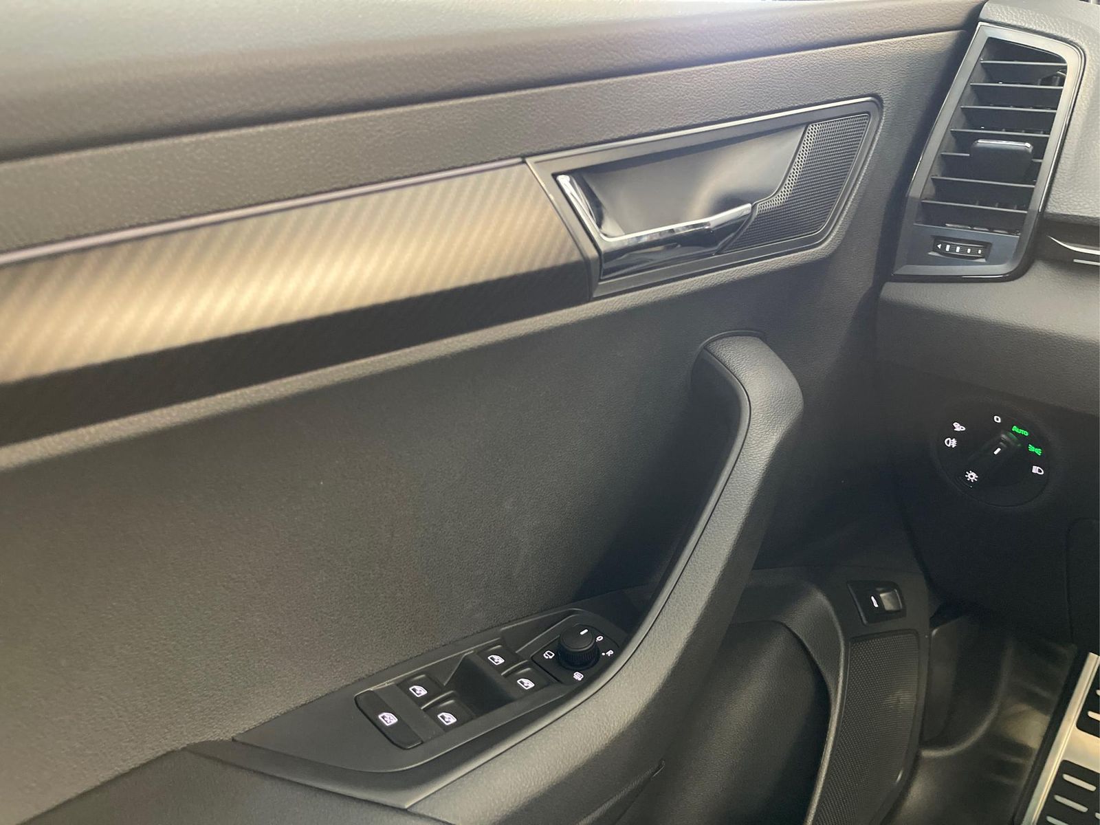 Skoda Karoq Sportline TSI 4x4 360°+19 Zoll+Navi+AHK...