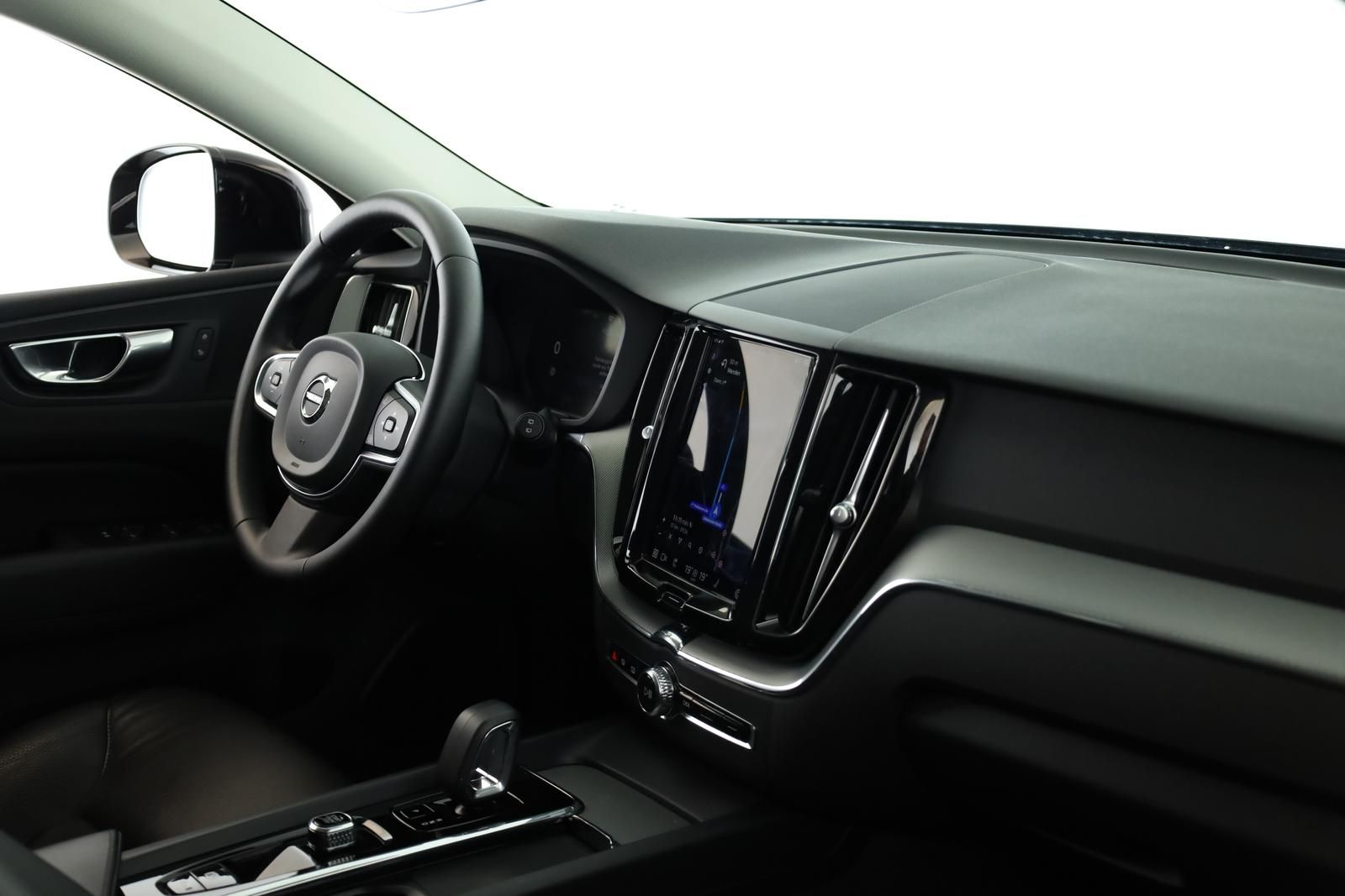Volvo XC60 Recharge T6 AWD Core Pano Kam STHZ 20" AHK
