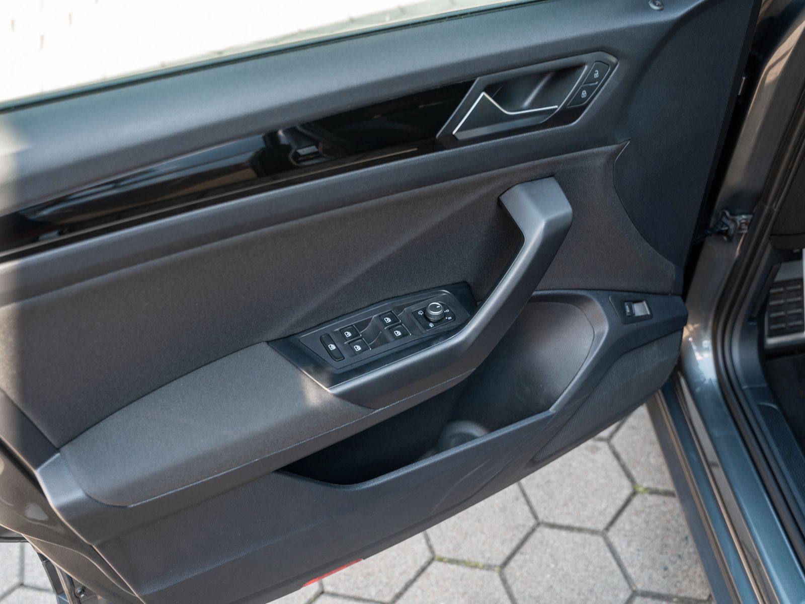 Volkswagen T-ROC Sport 1.5 TSI DSG - Samsaru's Car Outlet