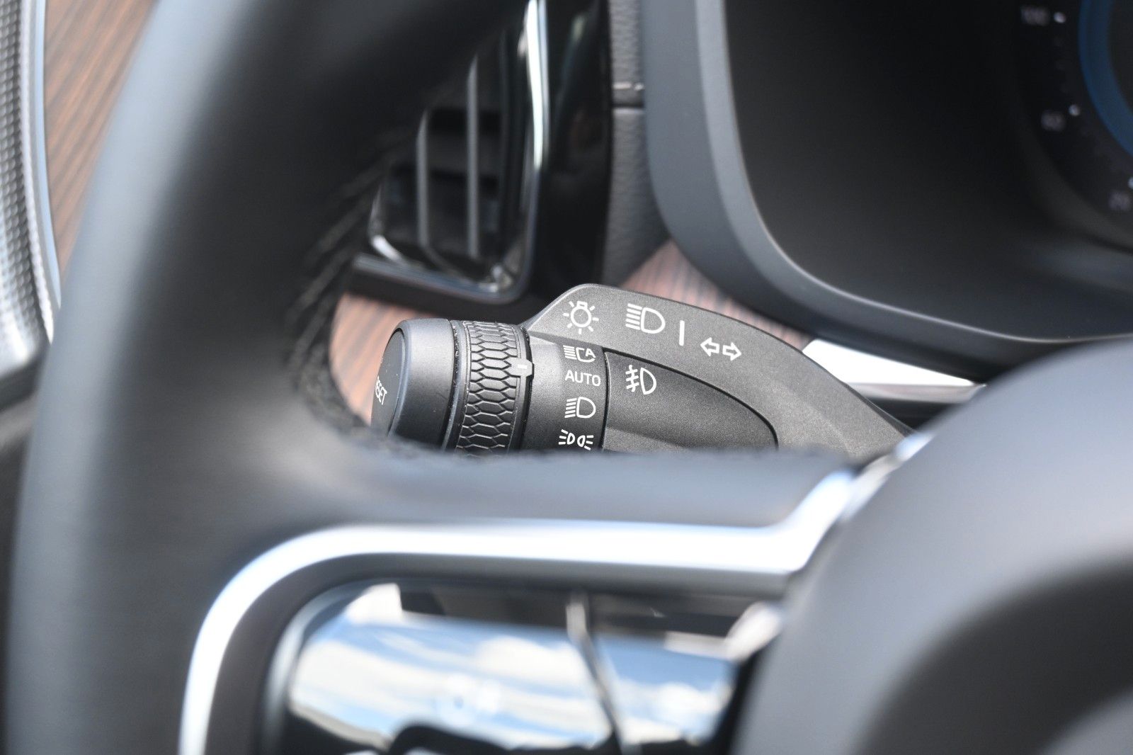 Volvo XC60 B4D AWD Ultimate Dark*LUFT*HUD*B&W*AHK*360°