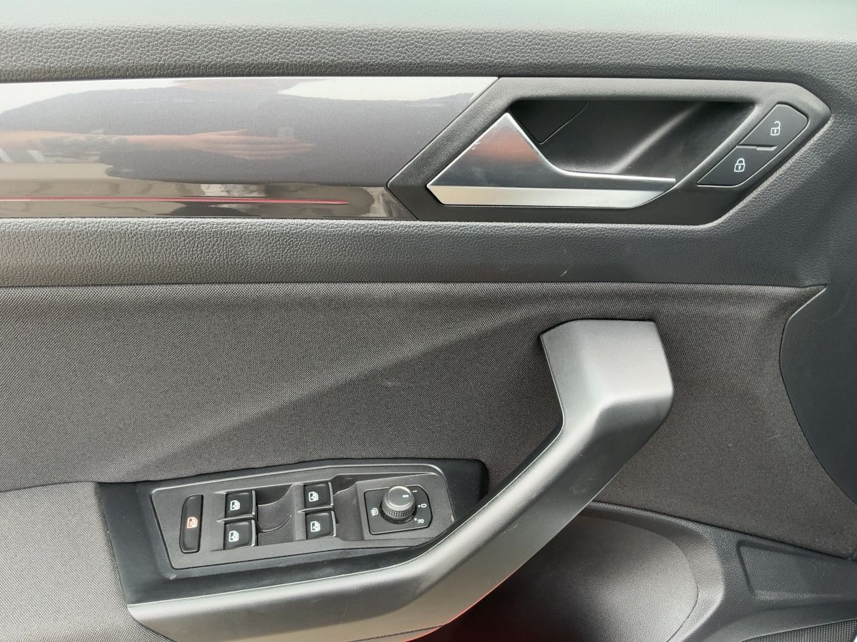 Volkswagen T-Roc 1.5 TSI SPORT - Samsaru's Car Outlet