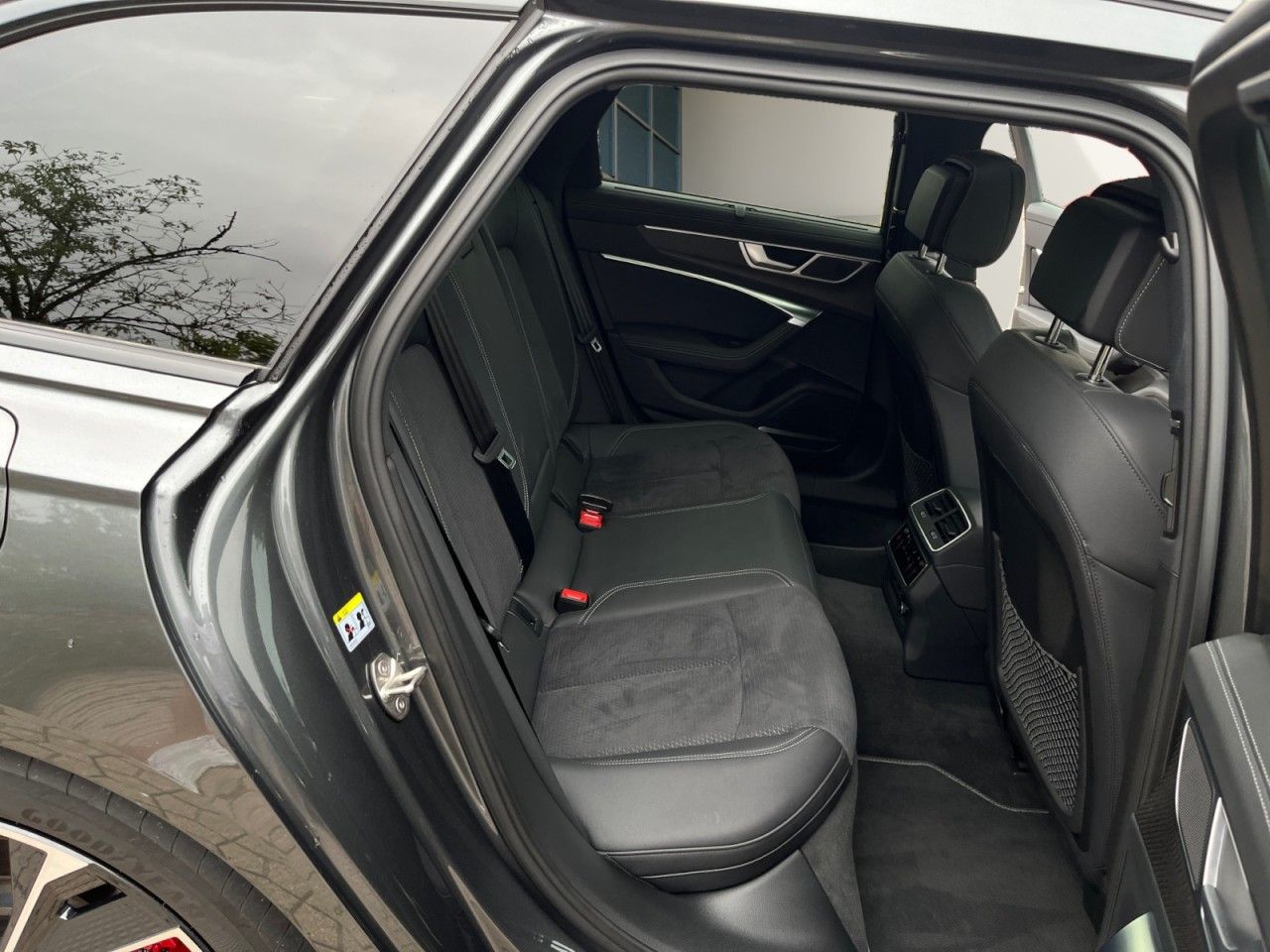 Audi A6 Avant 55 TFSI e quattro S line - Samsaru's Car Outlet