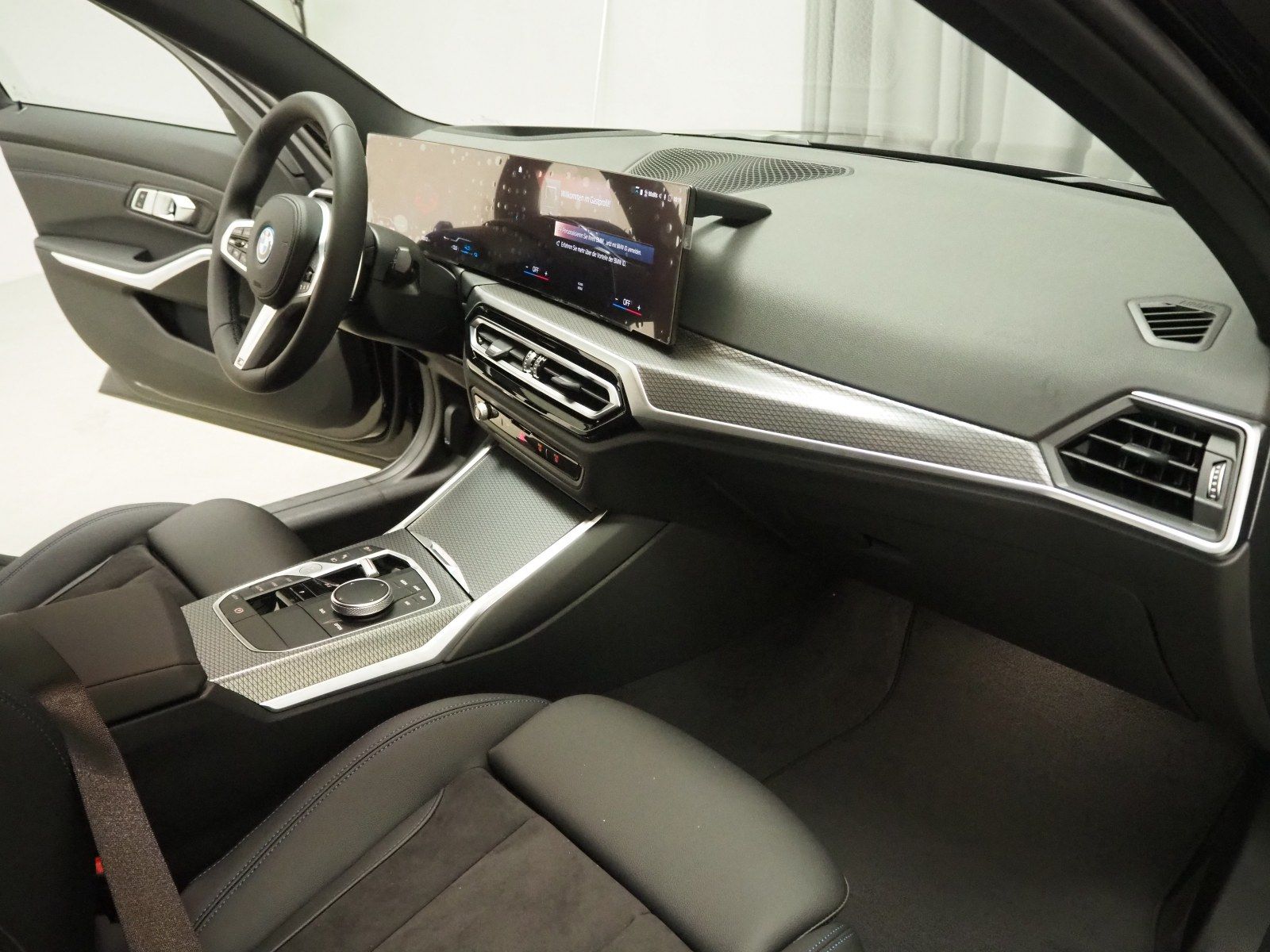 BMW 330e xDrive Touring (M-Sport Navi LED AHK HUD)