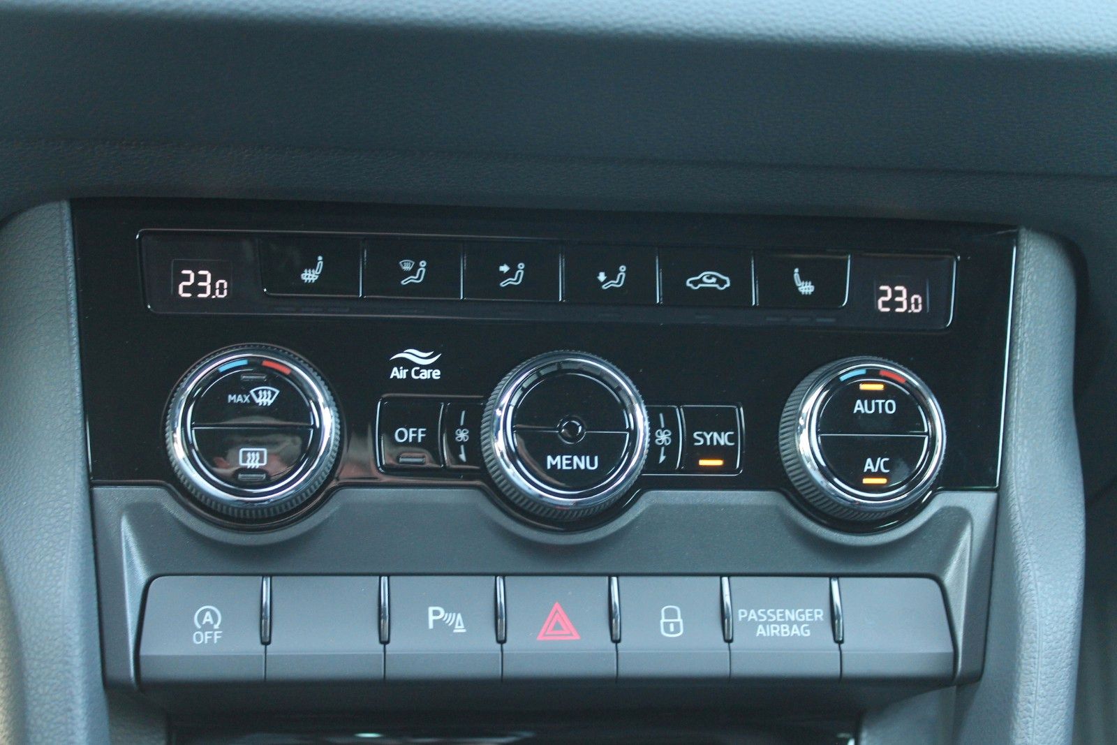 Skoda Karoq 1.5 TSI DSG Sportline AHK/NAVI/ACC/Canton