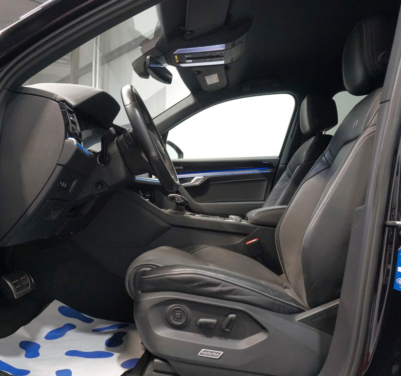 Volkswagen Touareg R-Line 4Motion 3.0 TDI - Samsaru's Car Outlet