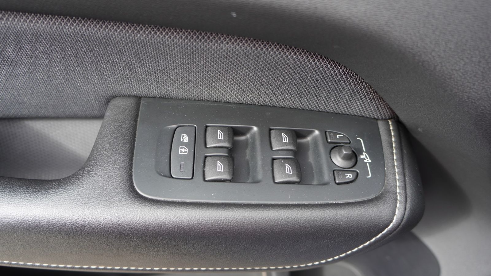 Volvo XC 60 B5 AWD R-Design - Samsaru's Car Outlet