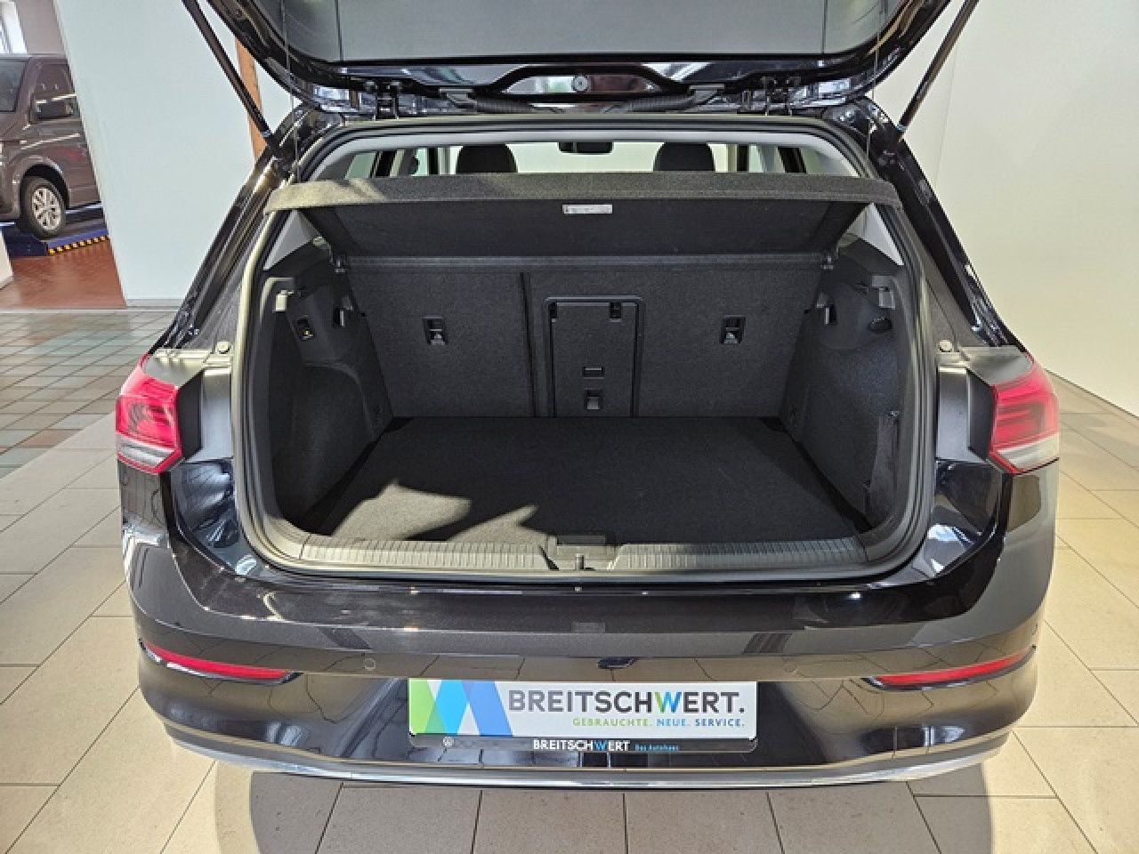 Volkswagen Golf 1.5 eTSI Move DSG - Samsaru's Car Outlet