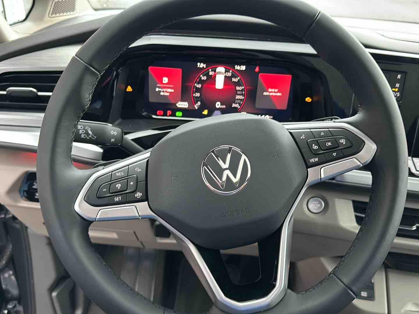 Volkswagen T7 Multivan 2.0 TDI Life - Samsaru's Car Outlet
