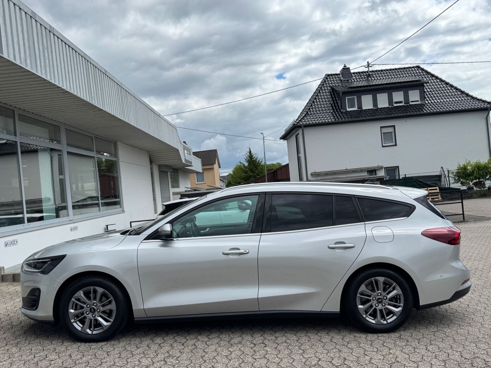 Ford Focus Turnier Titanium/PANO/AHK/R-Cam/CarPlay/1H