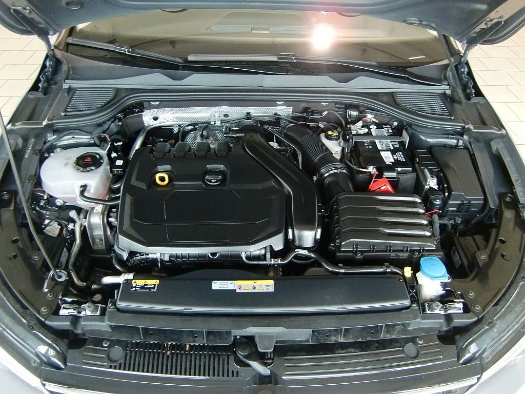 Volkswagen Golf VIII 1.5 TSI Life - Samsaru's Car Outlet