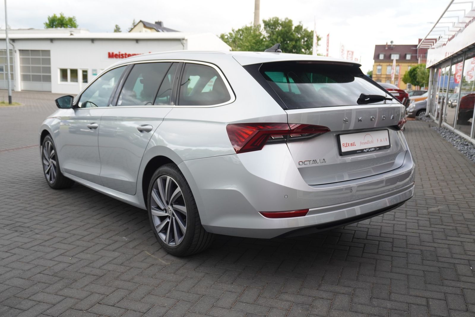 Skoda Octavia Combi 2.0 TDI Style - Samsaru's Car Outlet