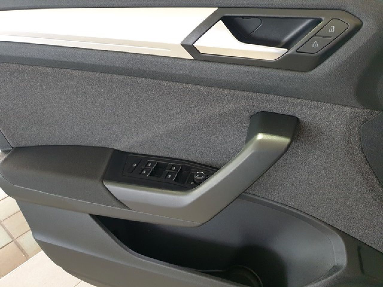 Volkswagen T-Roc 1.5 TSI Move DSG - Samsaru's Car Outlet