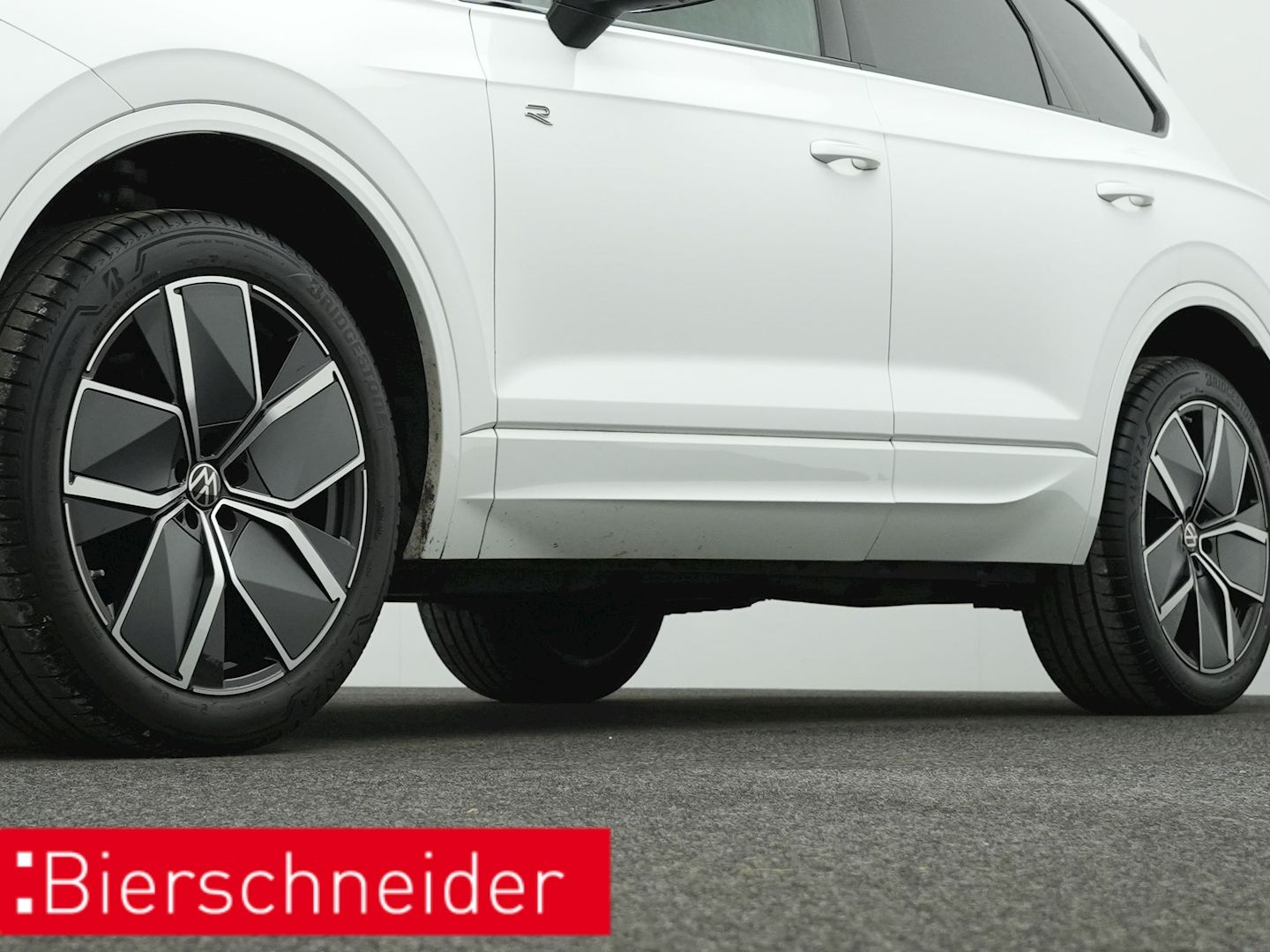 Volkswagen Touareg 3.0 TDI R-line Black - Samsaru's Car Outlet