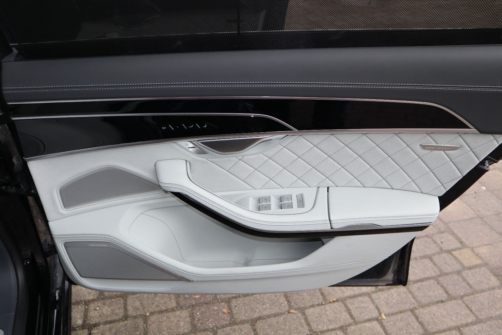 Audi A8L 60 TFSIe lang exclusive - Samsaru's Car Outlet