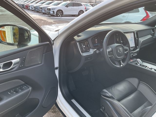 Volvo XC60 B4 Plus Dark 2WD ACC PANO Standhz Allwetter