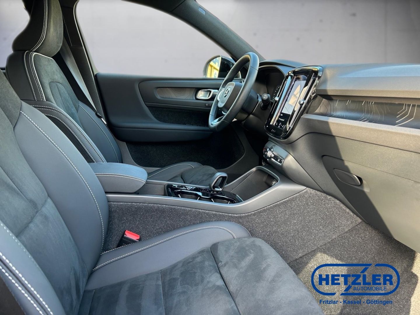 Volvo XC40 Plus Dark Recharge Plug-In Hybrid 2WD Stand