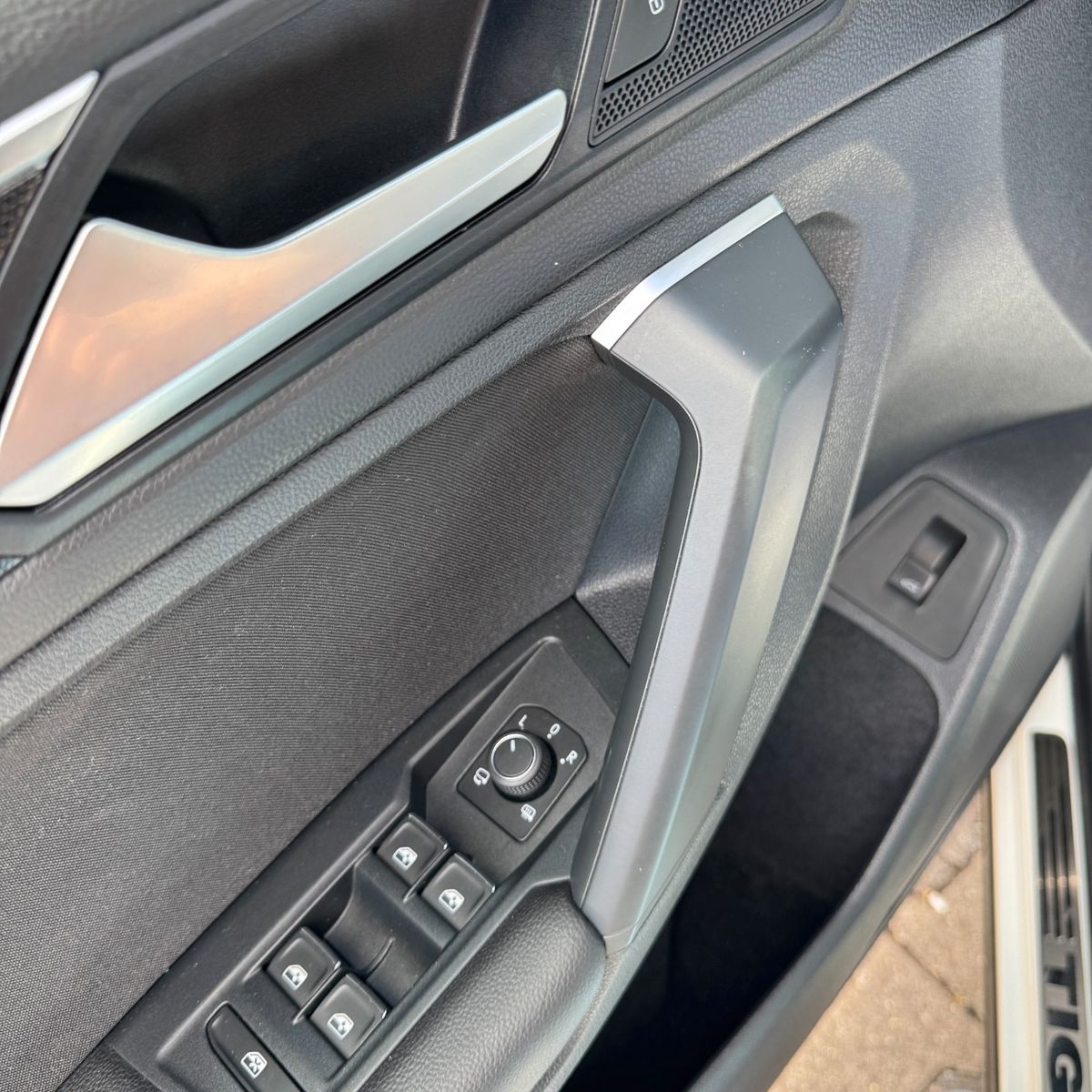 Volkswagen Tiguan Elegance 2.0 TDI - Samsaru's Car Outlet