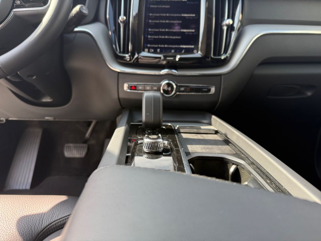 Volvo XC60 T8 AWD Recharge Plus Dark - Samsaru's Car Outlet