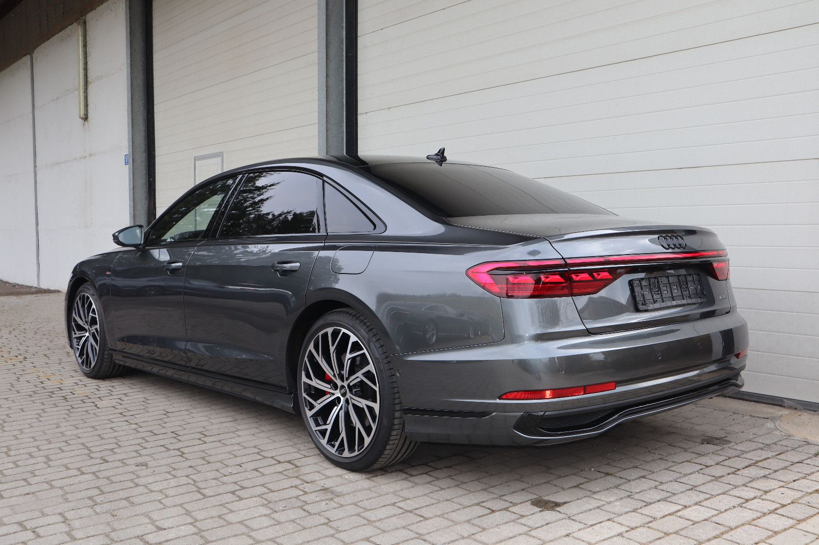 Audi A8L 60 TFSIe lang BLACK - Samsaru's Car Outlet