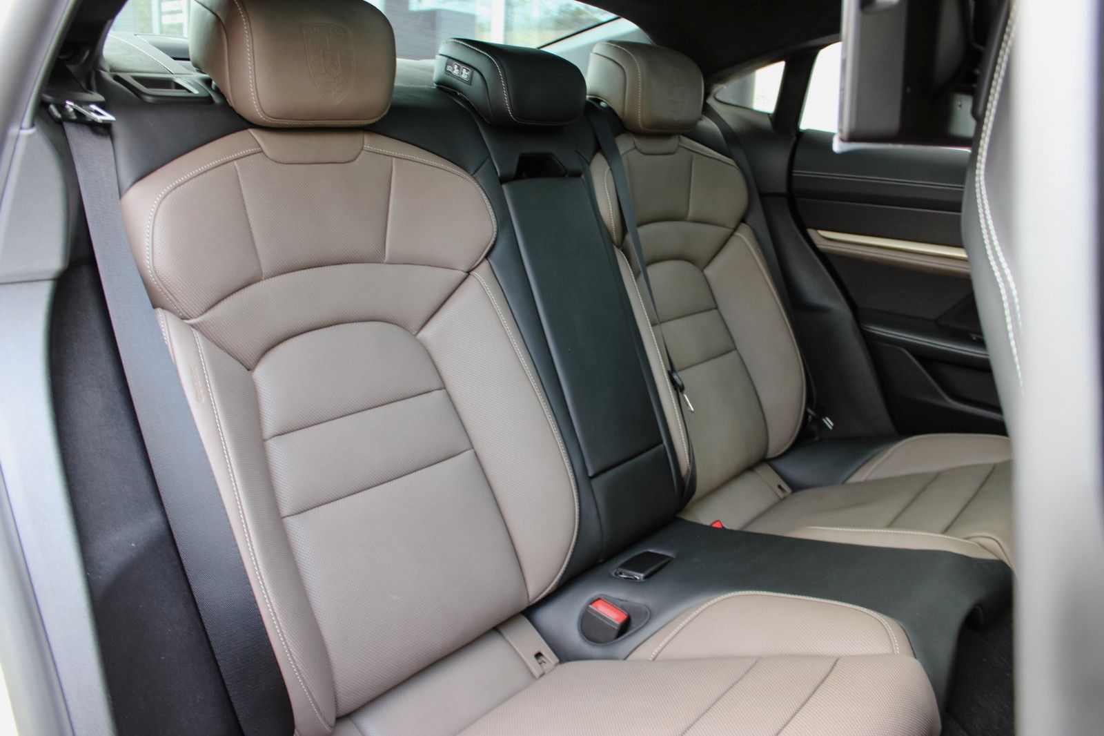 Porsche Taycan Turbo S / ENTERTAINMENT / BEIFAHRER DISP.