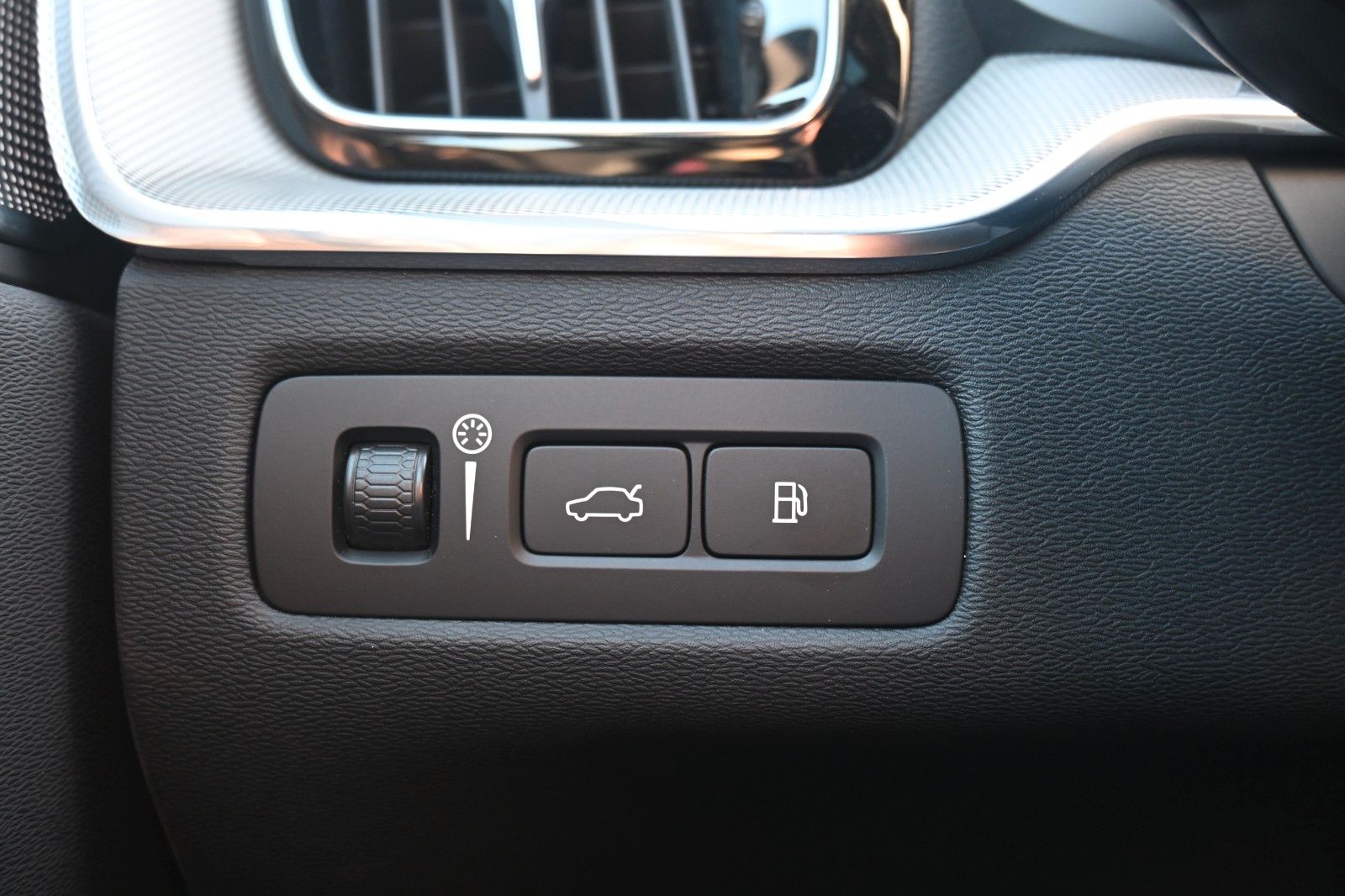 Volvo XC60 R Design PHEV - Samsaru's Car Outlet