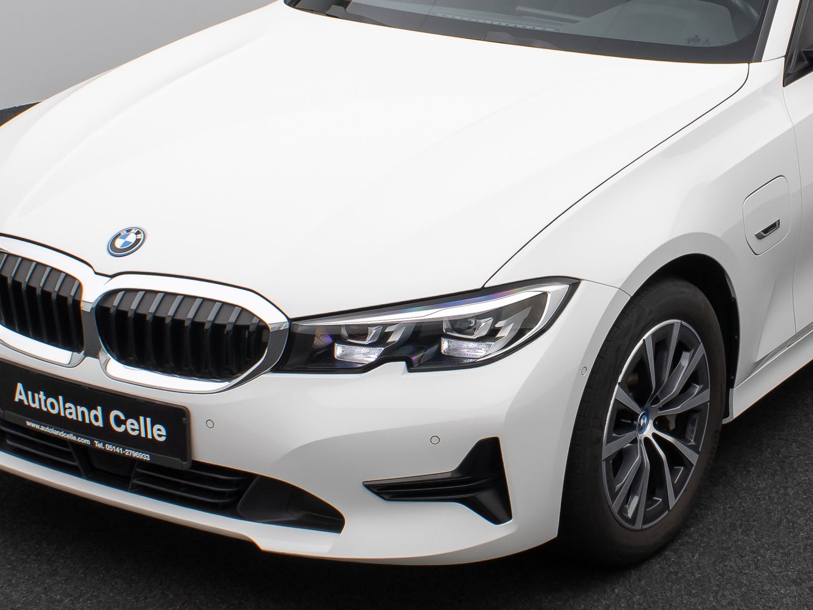 BMW 330e - Samsaru's Car Outlet