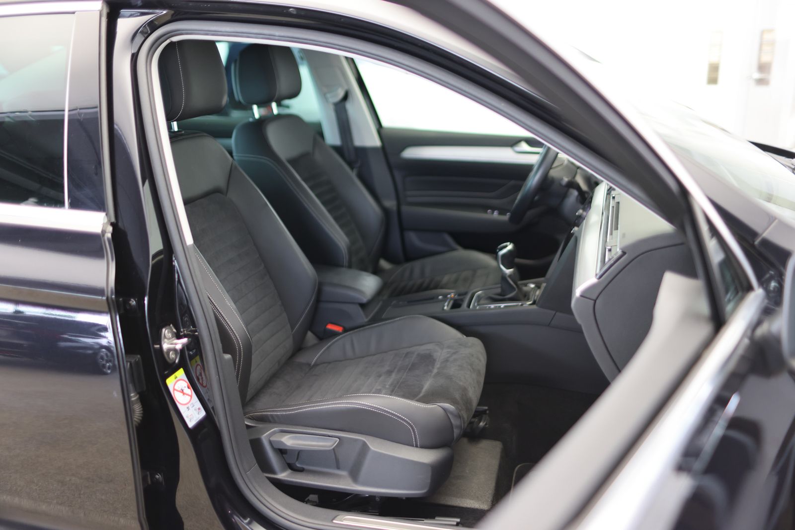Volkswagen Passat LIMOUSINE 1.5 TSI ELEGANCE - Samsaru's Car Outlet
