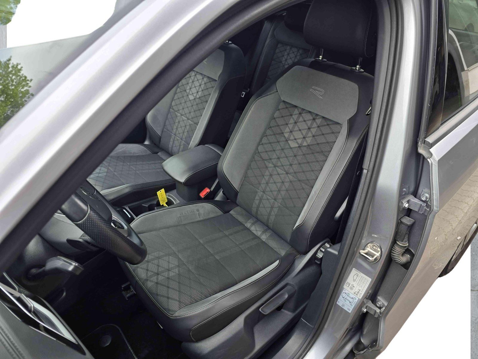 Volkswagen T-Roc 1.5 TSI R-LINE DSG - Samsaru's Car Outlet