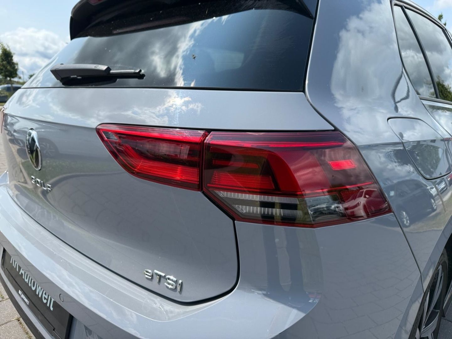 Volkswagen Golf 8 VIII R-Line 1.5 eTSI - Samsaru's Car Outlet