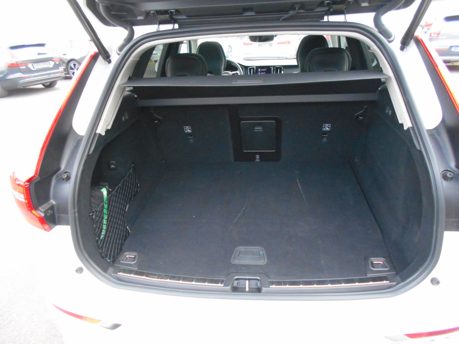 Volvo XC60 Inscription T6 Recharge Plug-In Hybrid AWD - Samsaru's Car Outlet