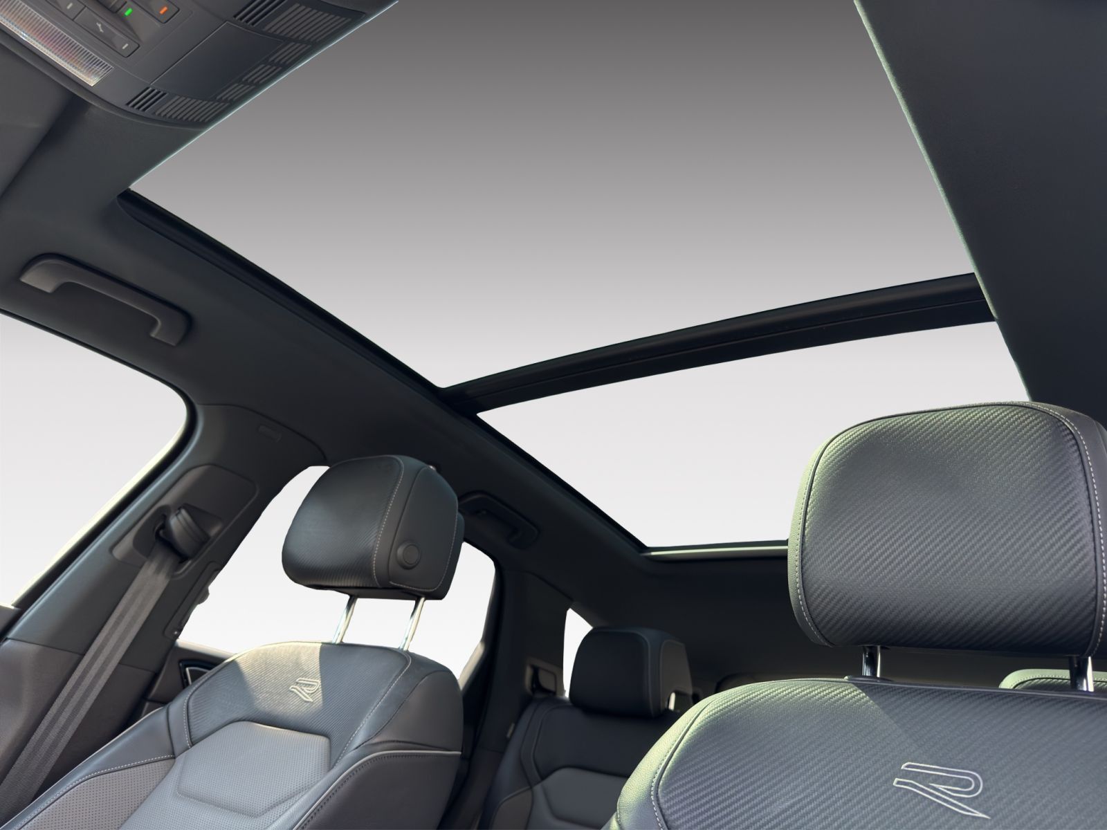 Volkswagen Touareg R-Line - Samsaru's Car Outlet