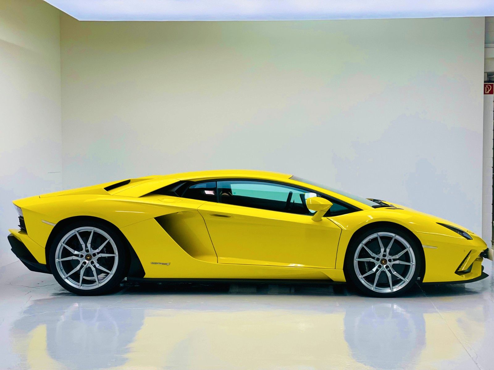 Lamborghini Aventador S - Samsaru's Car Outlet