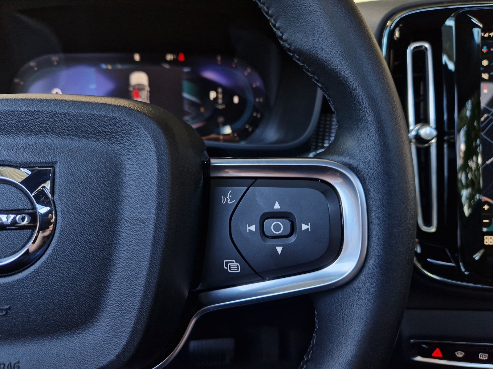 Volvo XC40 Ultra Dark PANO KLIMA ALU AHK NAVI