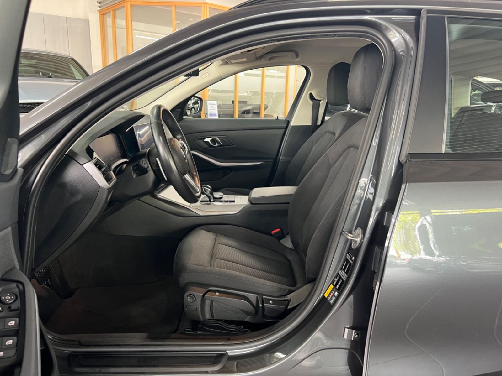 BMW 330 e Touring Advantage - Samsaru's Car Outlet
