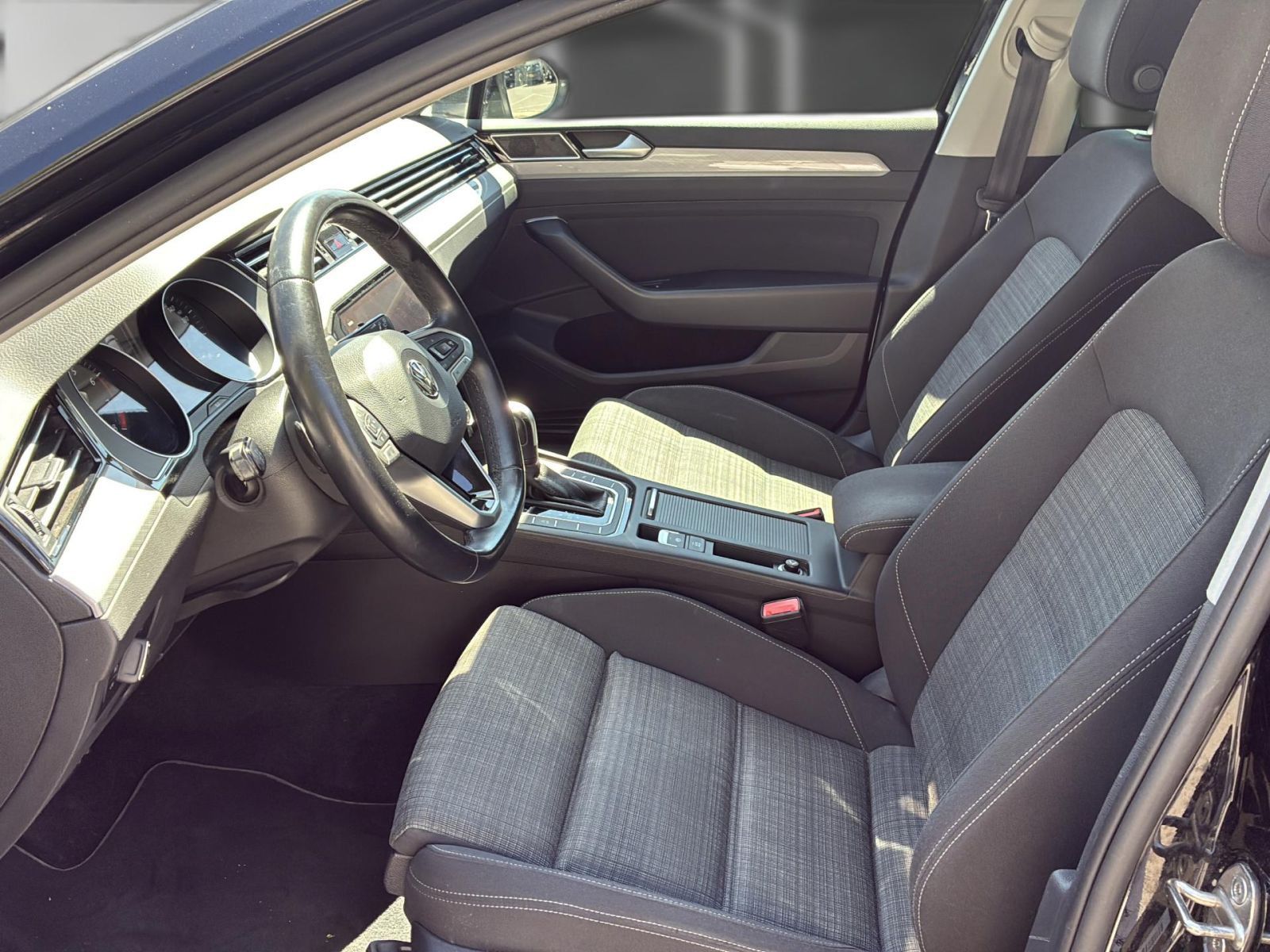 Volkswagen Passat Variant 1.5 TSI Business DSG - Samsaru's Car Outlet