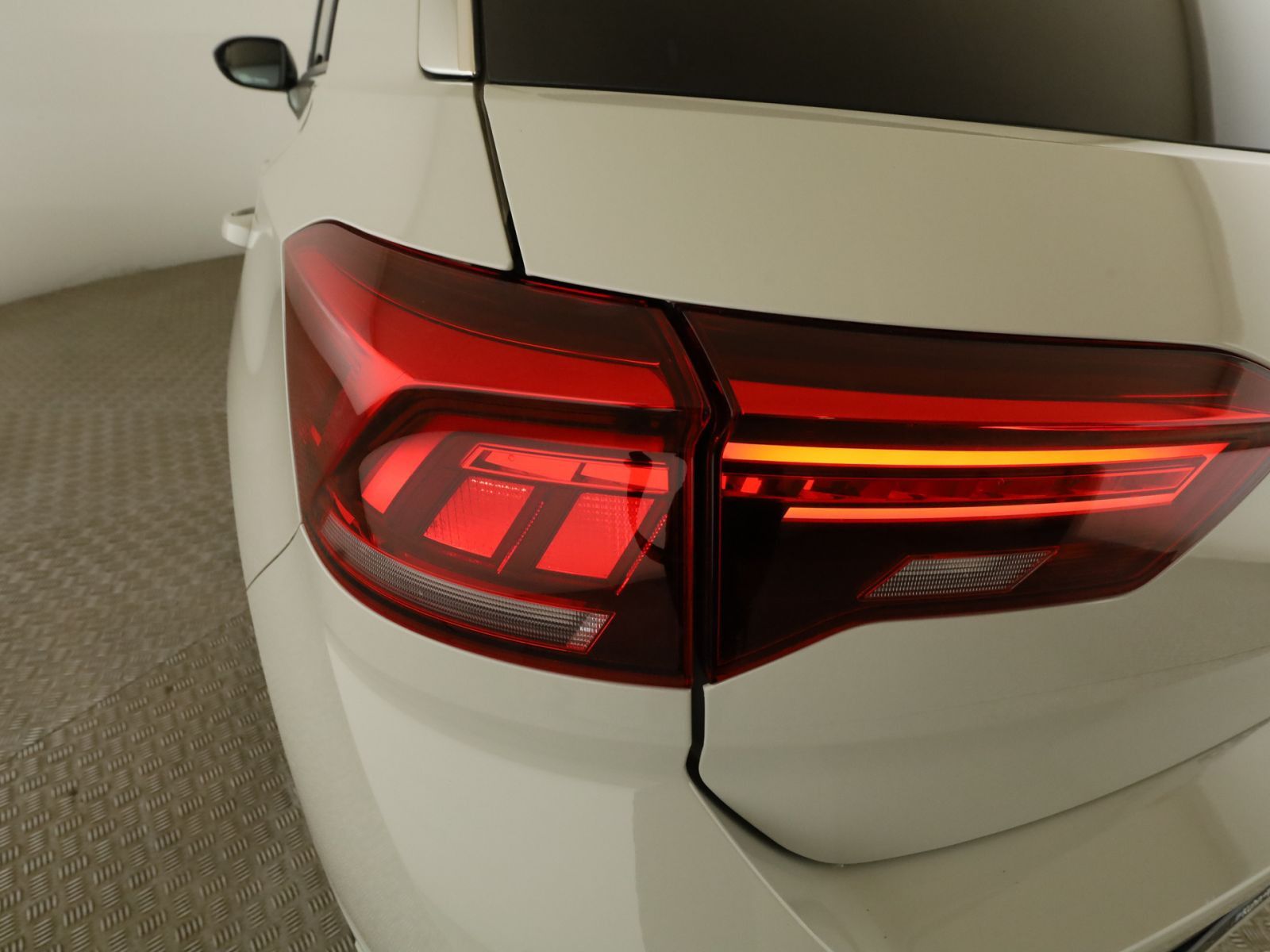 Volkswagen T-Roc 1.5 TSI R-Line - Samsaru's Car Outlet