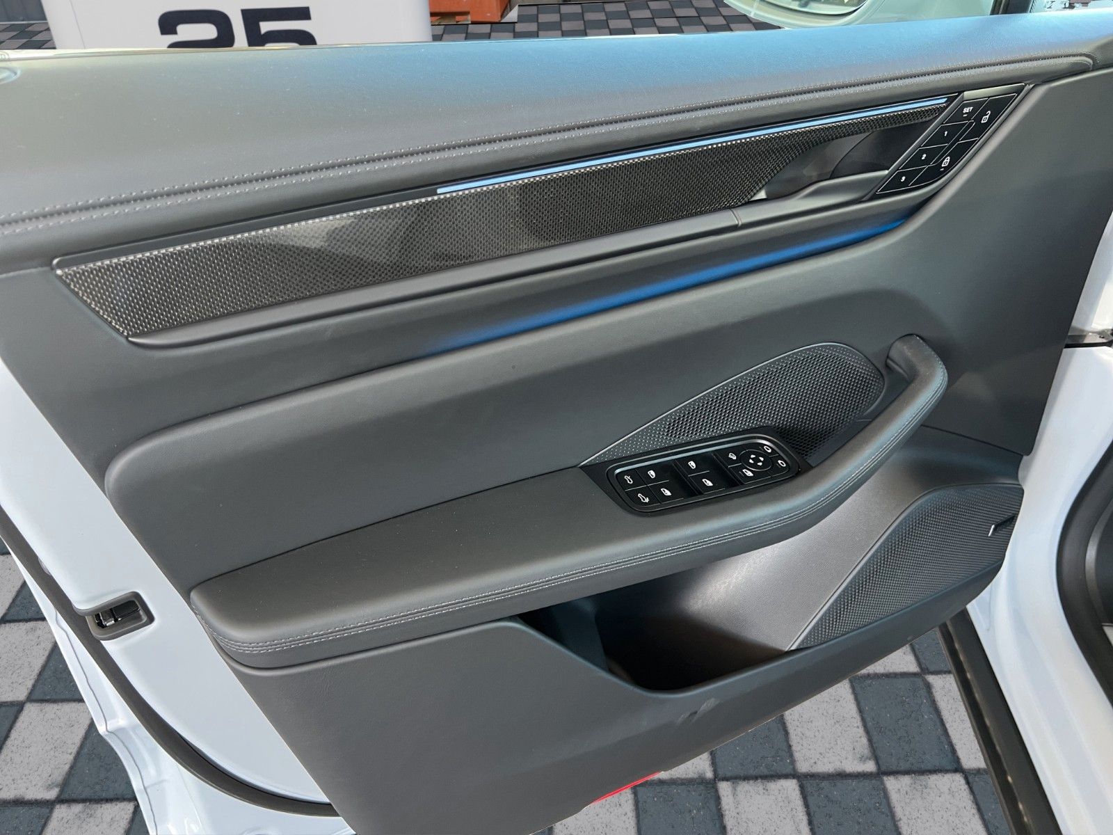 Porsche Macan Electric 4 Carbon · Mega Spec · NP122.500€