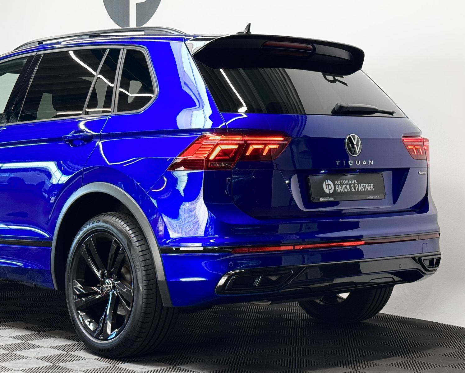 Volkswagen Tiguan R-Line 4M - Samsaru's Car Outlet