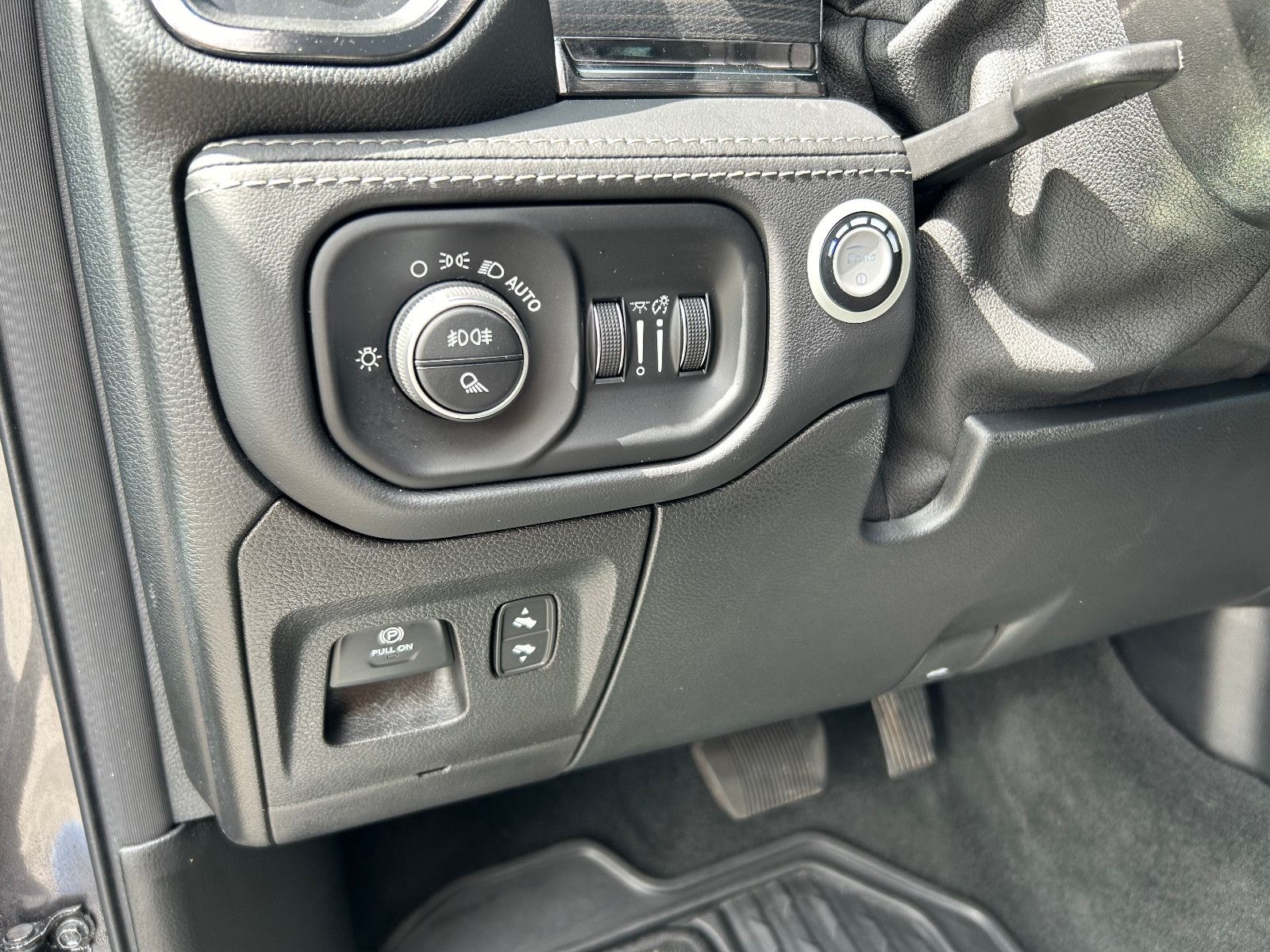 Dodge RAM 1500 Limited LPG Luft LED HUD  Retrax dt.Fzg