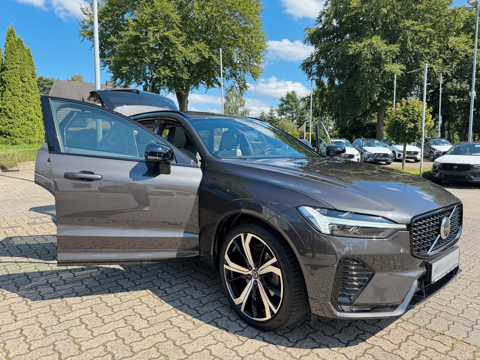 Volvo XC60 B5 D AWD R-DESIGN - Samsaru's Car Outlet