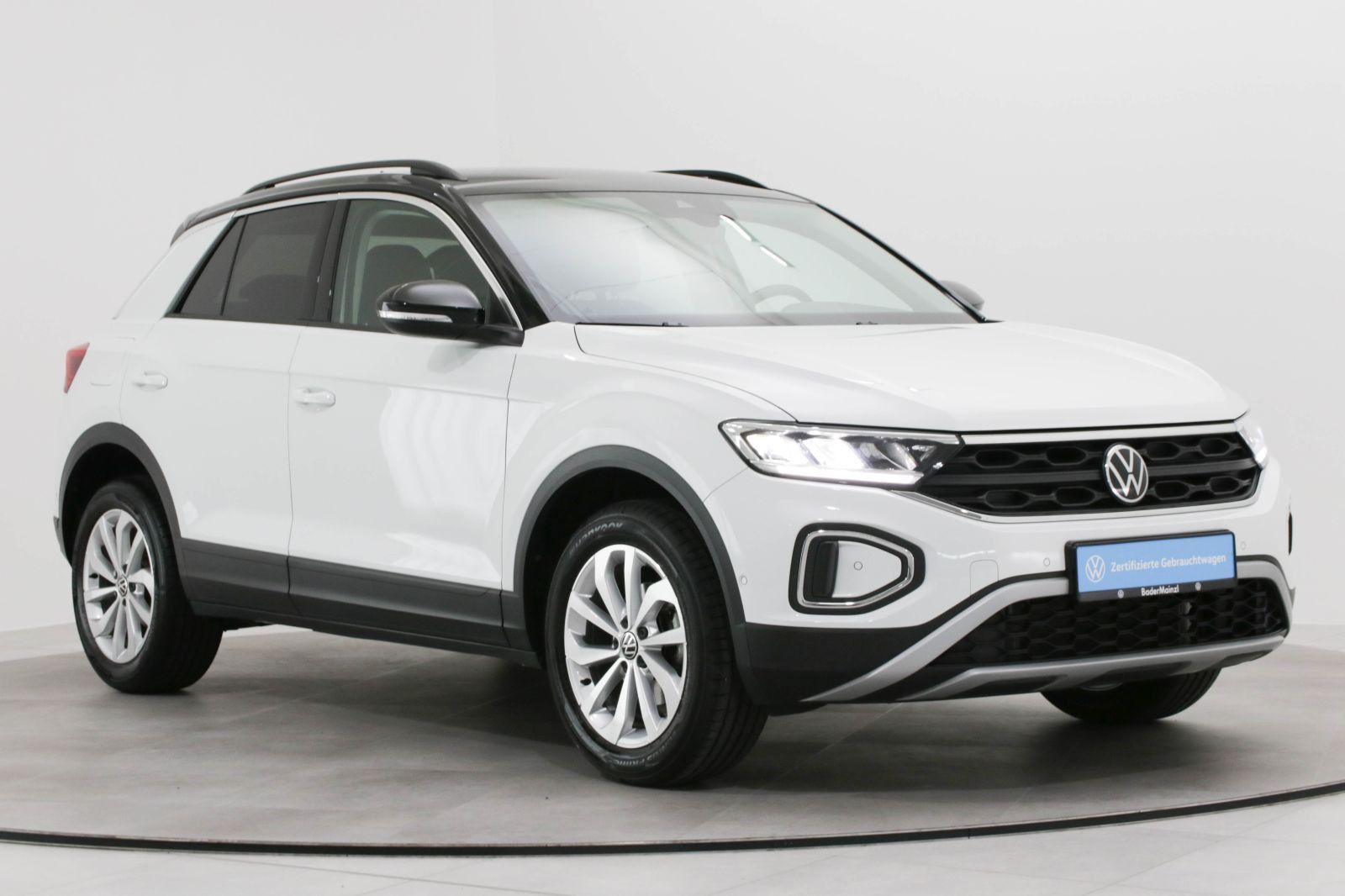 Volkswagen T-ROC 1.5 TSI DSG Life - Samsaru's Car Outlet