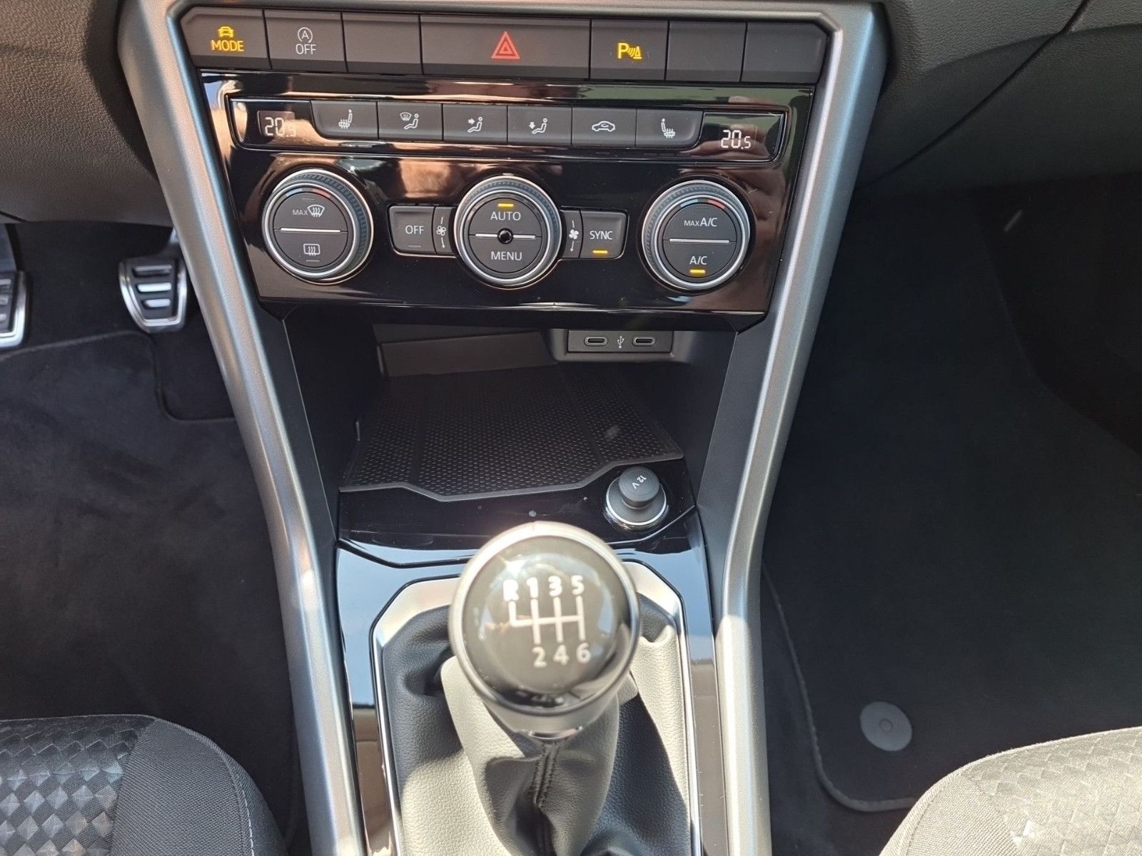 Volkswagen T-Roc 1.5 TSI Active - Samsaru's Car Outlet