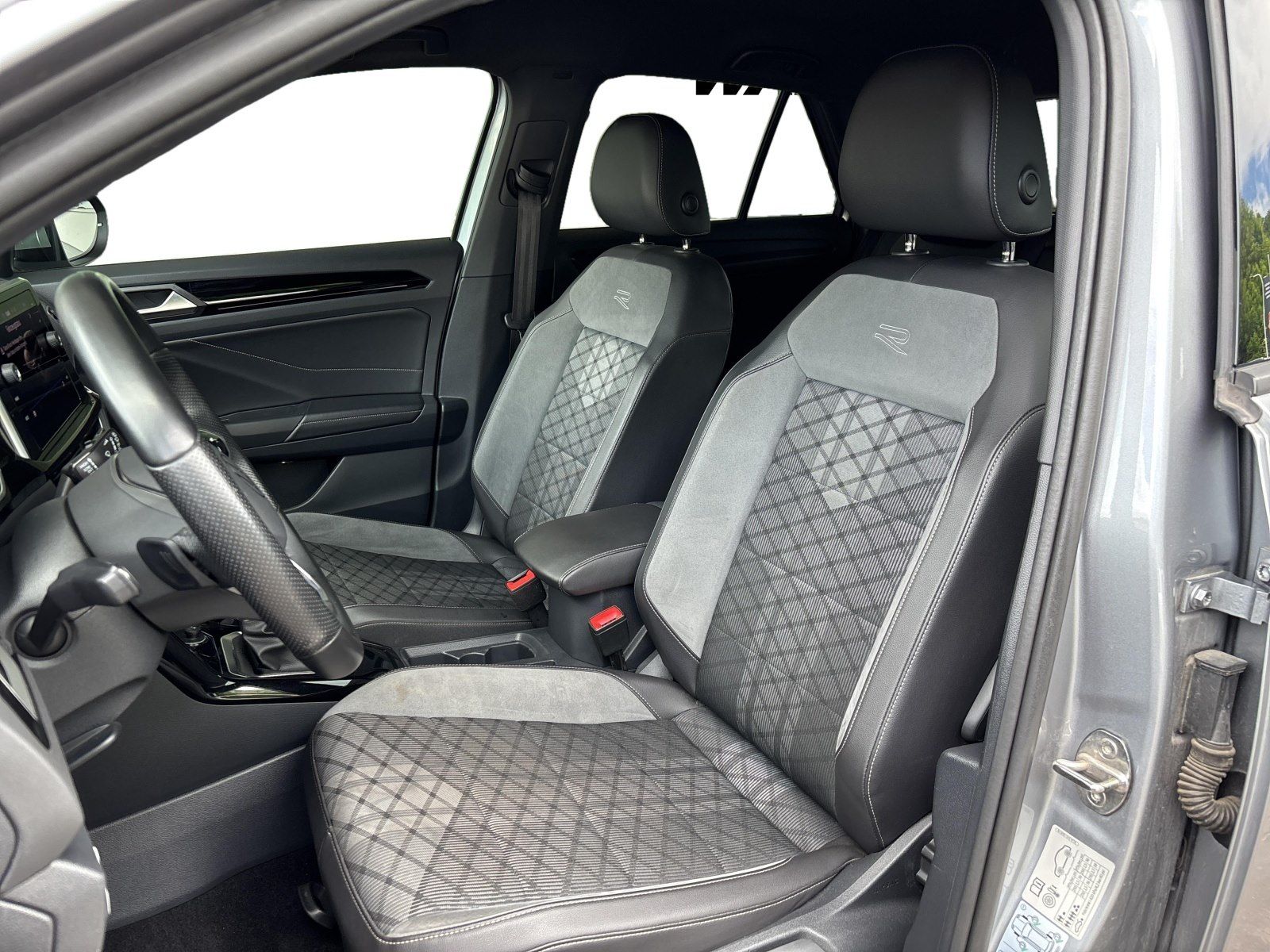 Volkswagen T-Roc 1.5 TSI R-LINE - Samsaru's Car Outlet