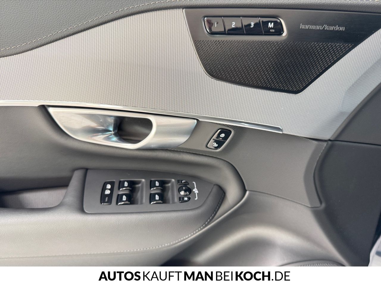 Volvo XC90 T8 Plug-In AWD Plus Dark - Samsaru's Car Outlet