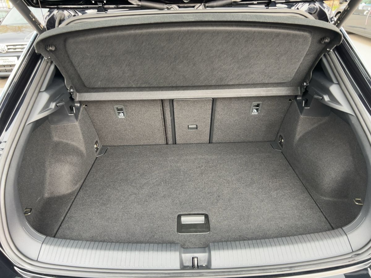Volkswagen T-Roc 1.5 TSI DSG Sport R-line - Samsaru's Car Outlet