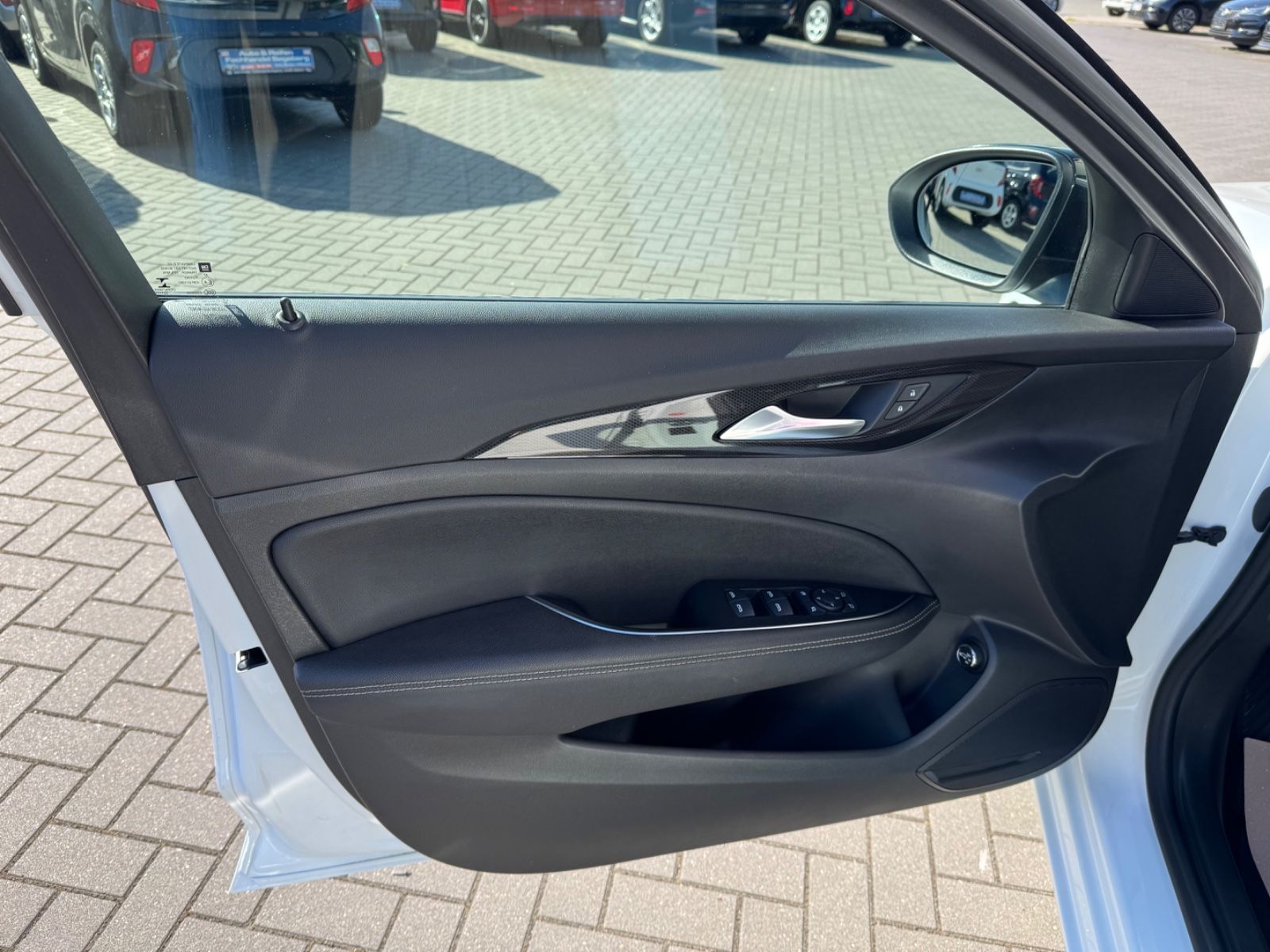 Opel Insignia B Sports Tourer Business - Samsaru's Car Outlet