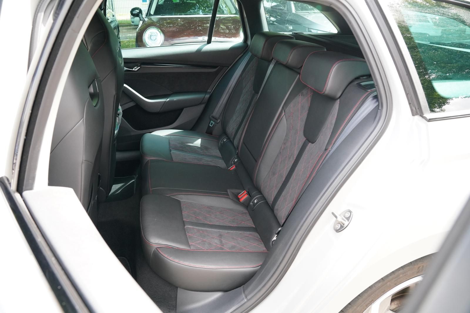 Skoda OCTAVIA COMBI 2.0TSI DSG - Samsaru's Car Outlet