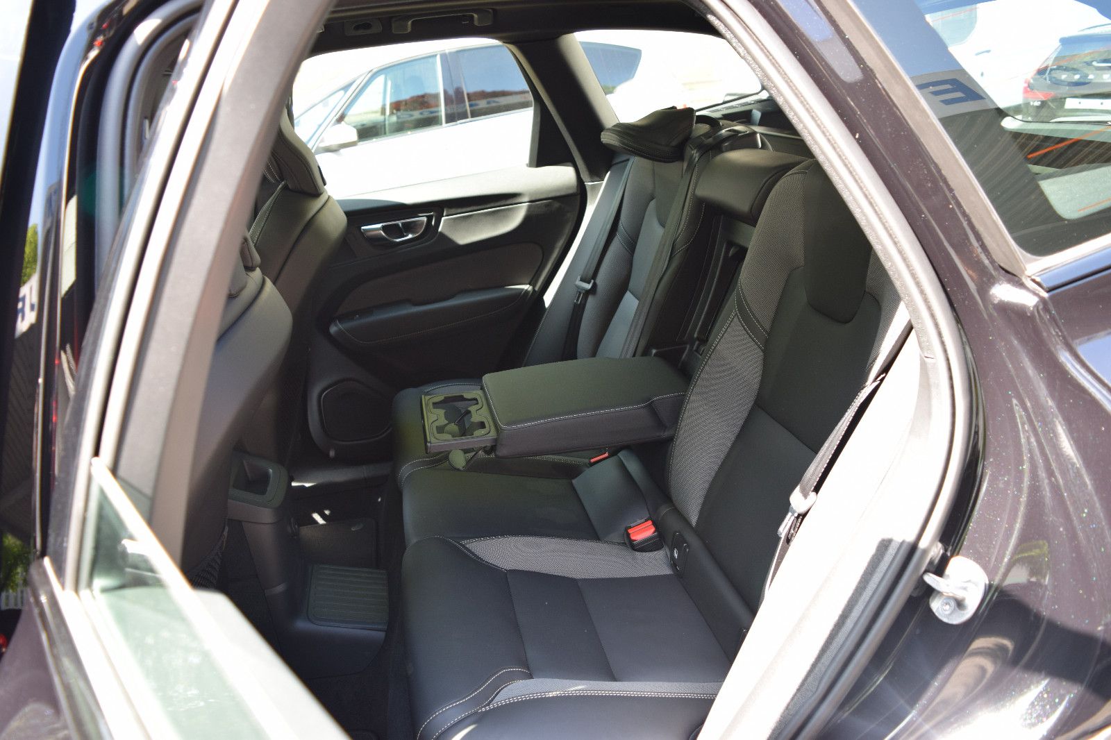 Volvo XC60 T6 Plus Black Edition - Samsaru's Car Outlet